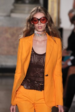 Emilio Pucci gösterisi olarak Milano Moda Haftası