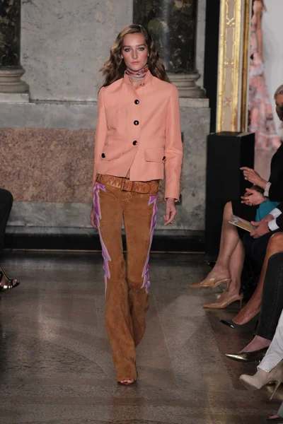 Emilio Pucci show as a part of Milan Fashion Week — Stock Photo, Image