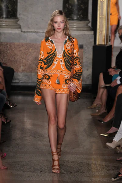 Emilio Pucci als een deel van Milaan Fashion Week weergeven — Stockfoto