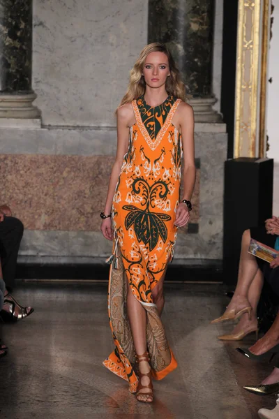 ミラノ ・ ファッション ・ ウィークの一環として Emilio Pucci ショー — ストック写真