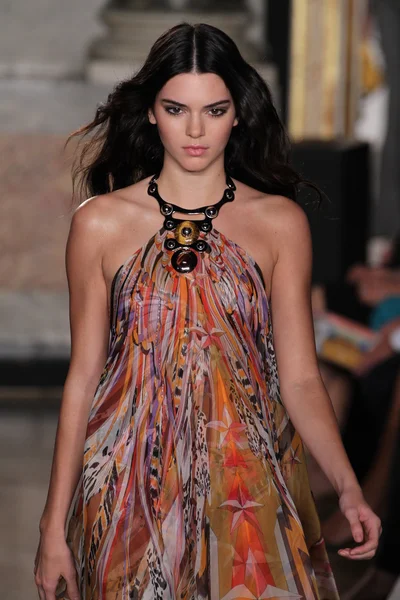 Kendall jenner bei der emilio pucci show — Stockfoto