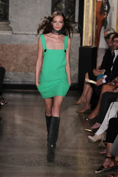ミラノ ・ ファッション ・ ウィークの一環として Emilio Pucci ショー — ストック写真