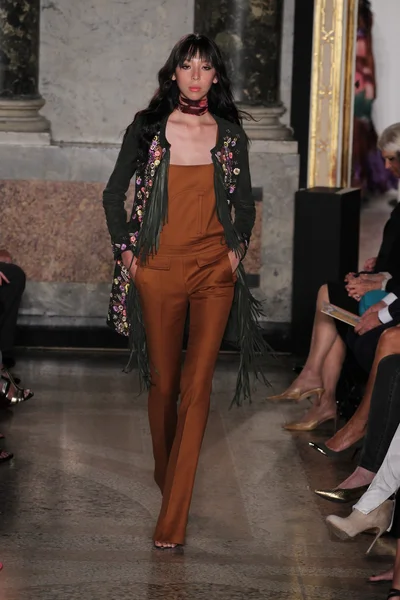 Emilio Pucci sfilata nell'ambito della settimana della moda milanese — Foto Stock