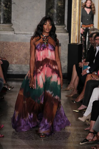 Naomi Campbell på Emilio Pucci visar — Stockfoto