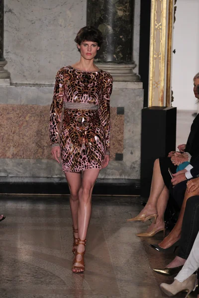 Emilio Pucci sfilata nell'ambito della settimana della moda milanese — Foto Stock