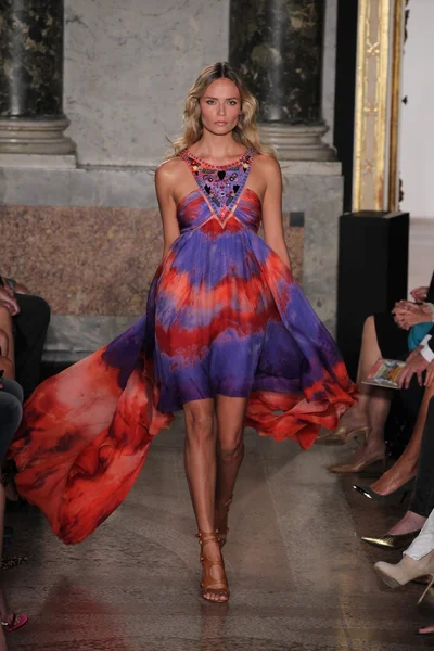 Natasha Poly op de show Emilio Pucci — Stockfoto