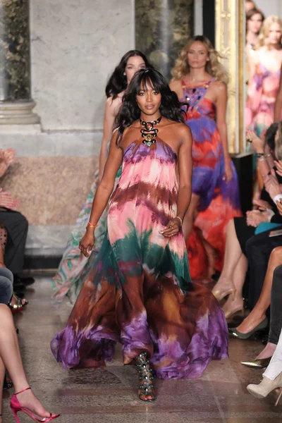 Naomi Campbell op de show Emilio Pucci — Stockfoto