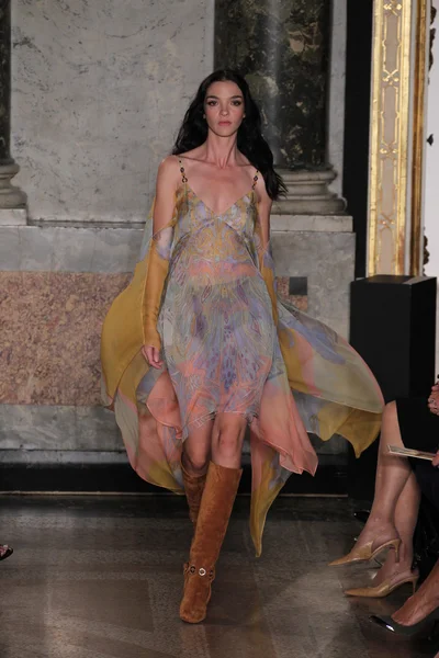 Mariacarla Boscono en el Emilio Pucci show — Foto de Stock