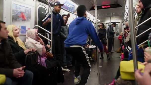 Pendler in U-Bahn-Waggon — Stockvideo