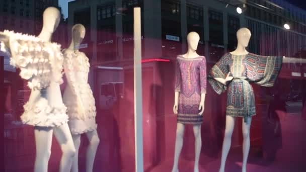 Boutique venster met gekleed mannequins — Stockvideo