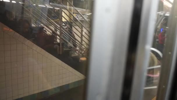 Πλατφόρμα σε σταθμό του μετρό στη Νέα Υόρκη — Αρχείο Βίντεο