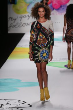 Mercedes-Benz Moda Haftası sırasında Desigual defile