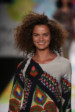 Mercedes-Benz Moda Haftası sırasında Desigual defile