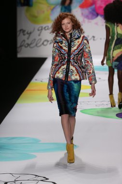 Mercedes-Benz Moda Haftası sırasında Desigual defile