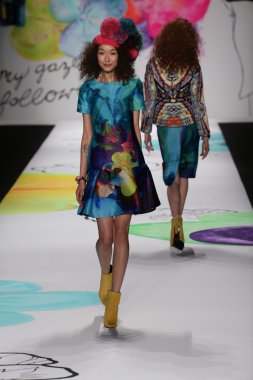 Mercedes-Benz Moda Haftası sırasında Desigual defile
