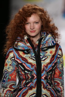 Mercedes-Benz Moda Haftası sırasında Desigual defile