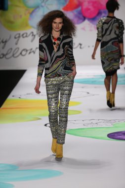 Mercedes-Benz Moda Haftası sırasında Desigual defile