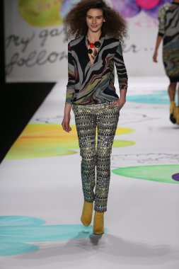 Mercedes-Benz Moda Haftası sırasında Desigual defile