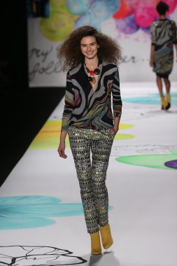 Mercedes-Benz Moda Haftası sırasında Desigual defile