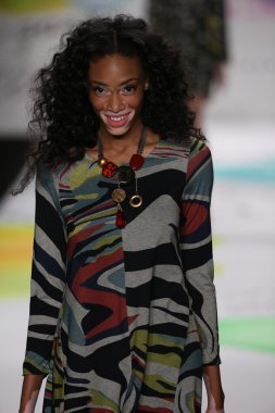 Winnie Harlow Desigual moda gösterisi