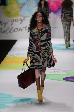 Mercedes-Benz Moda Haftası sırasında Desigual defile
