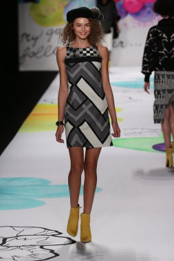 Mercedes-Benz Moda Haftası sırasında Desigual defile