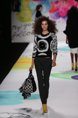 Mercedes-Benz Moda Haftası sırasında Desigual defile