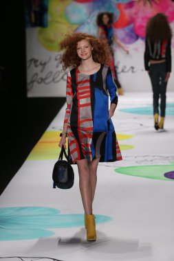 Mercedes-Benz Moda Haftası sırasında Desigual defile