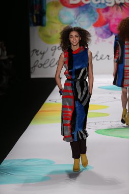 Mercedes-Benz Moda Haftası sırasında Desigual defile