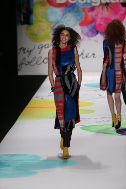 Mercedes-Benz Moda Haftası sırasında Desigual defile