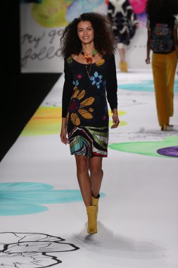 Mercedes-Benz Moda Haftası sırasında Desigual defile