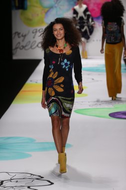 Mercedes-Benz Moda Haftası sırasında Desigual defile