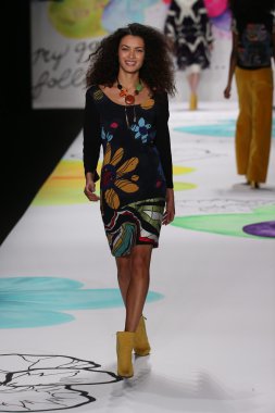 Mercedes-Benz Moda Haftası sırasında Desigual defile