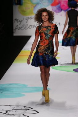 Mercedes-Benz Moda Haftası sırasında Desigual defile