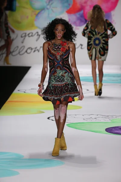 Sfilata di moda Desigual durante la Mercedes-Benz Fashion Week — Foto Stock