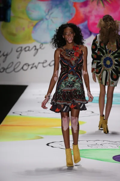 Sfilata di moda Desigual durante la Mercedes-Benz Fashion Week — Foto Stock