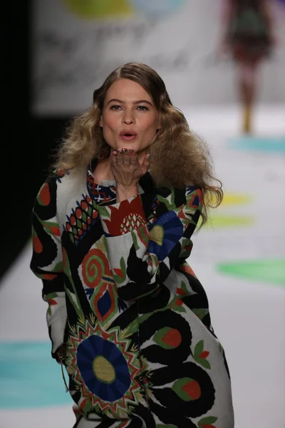 Behati Prinsloo op de Desigual fashion show — Stockfoto