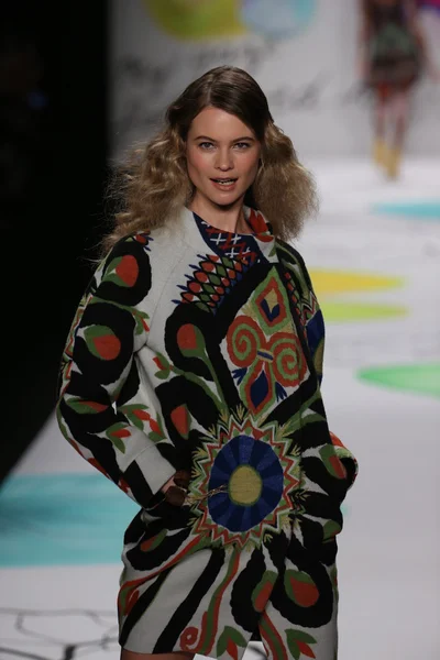 Behati Prinsloo op de Desigual fashion show — Stockfoto