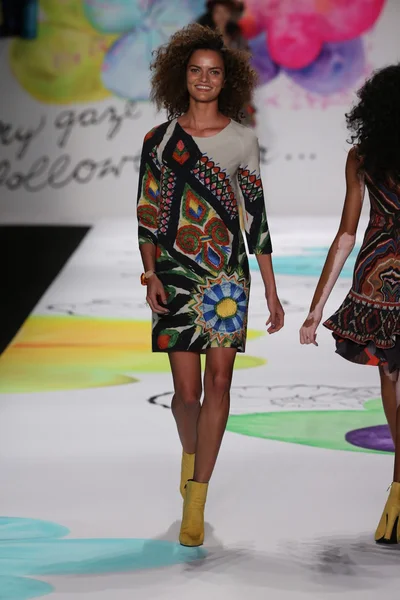 Sfilata di moda Desigual durante la Mercedes-Benz Fashion Week — Foto Stock