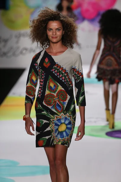 Sfilata di moda Desigual durante la Mercedes-Benz Fashion Week — Foto Stock