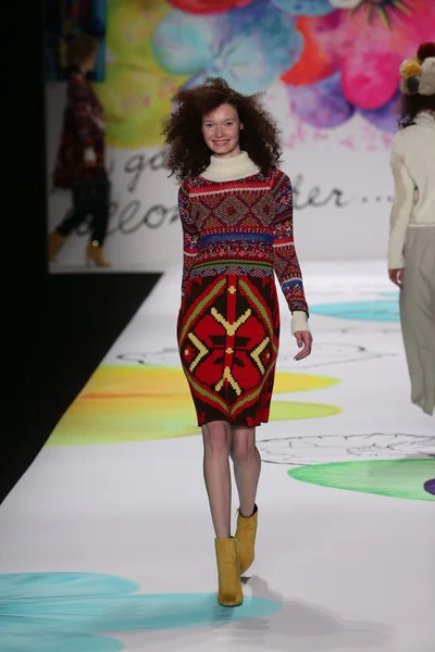 Desigual pokaz mody podczas Mercedes-Benz Fashion Week — Zdjęcie stockowe