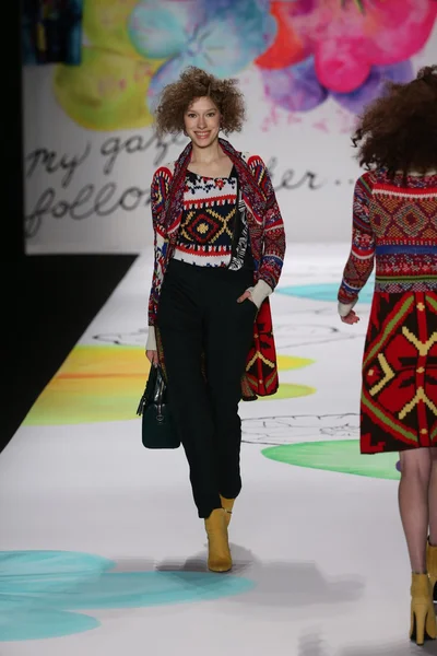 Desigual desfile de moda durante la Semana de la Moda Mercedes-Benz —  Fotos de Stock