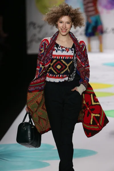 Desigual módní přehlídka během Mercedes-Benz Fashion Week — Stock fotografie