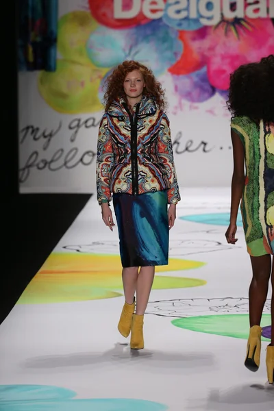 Desigual pokaz mody podczas Mercedes-Benz Fashion Week — Zdjęcie stockowe