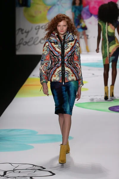 Desigual pokaz mody podczas Mercedes-Benz Fashion Week — Zdjęcie stockowe