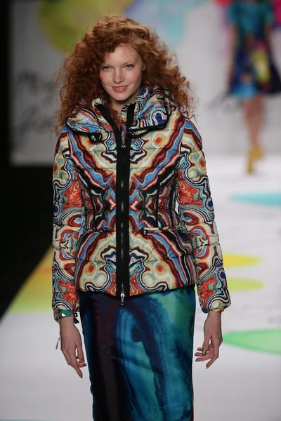 Desigual desfile de moda durante la Semana de la Moda Mercedes-Benz —  Fotos de Stock