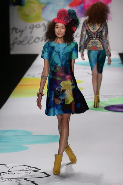 Desigual desfile de moda durante la Semana de la Moda Mercedes-Benz —  Fotos de Stock