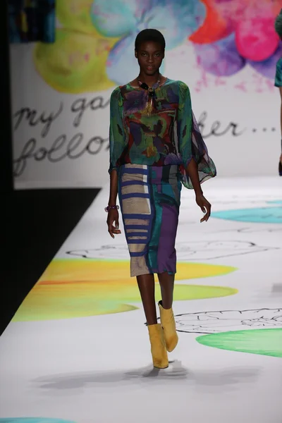 Desigual modeshow tijdens de Mercedes-Benz Fashion Week — Stockfoto