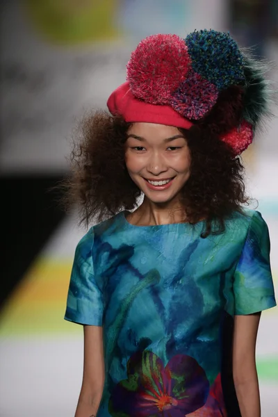 Desigual pokaz mody podczas Mercedes-Benz Fashion Week — Zdjęcie stockowe