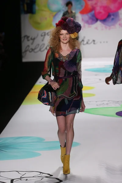 Desigual pokaz mody podczas Mercedes-Benz Fashion Week — Zdjęcie stockowe